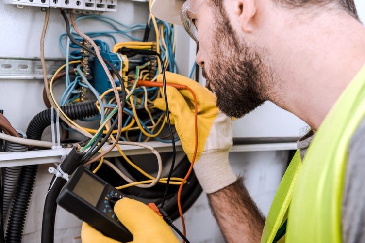 Elektryk wykonuje pomiar